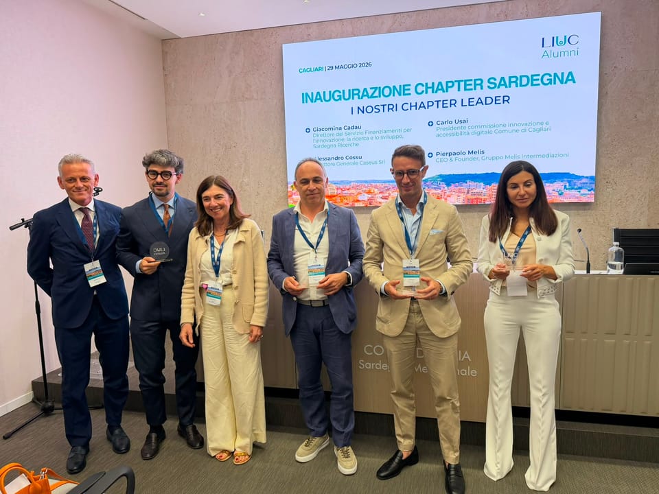 Sei persone in piedi in fila su un palco, alcune con un premio in mano; dietro di loro uno schermo con la scritta «Inaugurazione Chapter Sardegna - I nostri chapter leader» e il logo LIUC Alumni.